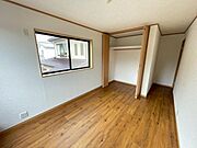 各部屋に収納スペースを確保し、自室に集約。共有スペースがすっきりと片付きます。 