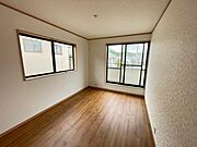 【2階6.5帖洋室】大開口から豊かな光が差し込む明るい洋室。開放的なお部屋です。