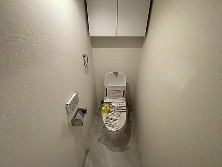 明るく清潔感のある節水型ウォシュレットトイレです