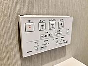 トイレはワンタッチ式の操作パネル。オート洗浄や節電設定の可能なシステムトイレです。