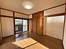 室内：落ち着きのある色合いにやさしく包まれ、リラックスタイムを送れる主寝室
