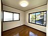 室内：子供部屋にぴったりな洋室。明るい空間で成長を見守ります