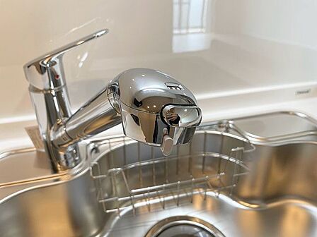 ワンタッチで素早く浄水に切り替えが可能な便利で衛生的な水栓を採用。お米研ぎやお料理、毎日の水分補給に手軽にお使いいただけます。場所を取らない一体型構造で、シンクまわりも広々と快適に使えます。