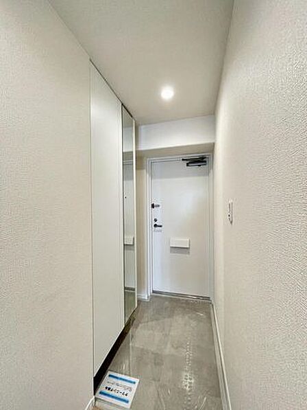 ご家族の「いってきます」「おかえり」を見守る、明るい玄関