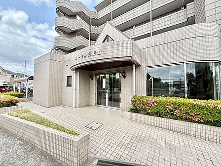 重い荷物やスーツケースの持ち運びも快適こなせるスロープ設計のエントランスです。