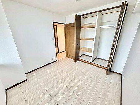 各部屋に収納スペースを確保し、自室に集約。共有スペースがすっきりと片付きます。