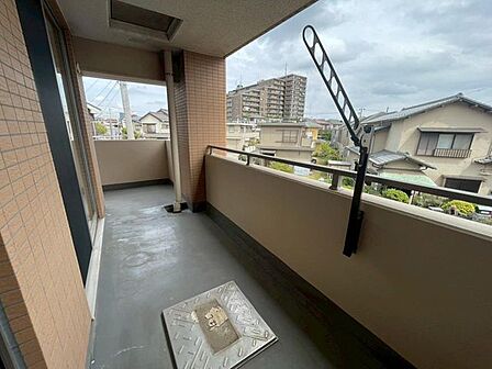 南東向きの明るいバルコニーは陽当たり良好で洗濯物が良く乾きます