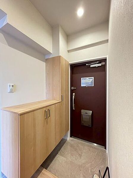 ご家族の「いってきます」「おかえり」を見守る、明るい玄関