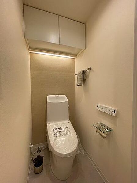 明るく清潔感のある節水型ウォシュレットトイレ。センサー照明で電気の消し忘れを防げます。