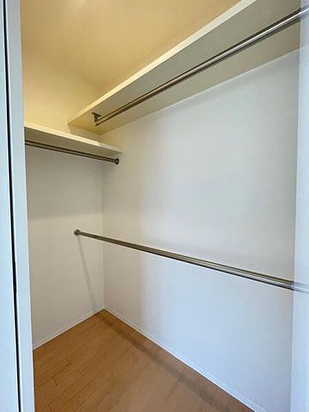 WICにはご夫婦の衣類がすっきり収まり、衣替えいらずですね