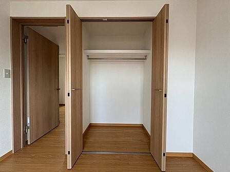 各部屋に収納スペースを確保し、自室に集約。共有スペースがすっきりと片付きます。