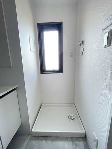 耐水性が高くお掃除が快適なクッションフロア採用の洗面室。窓から外気を取り込み、換気のできるランドリースペースです。