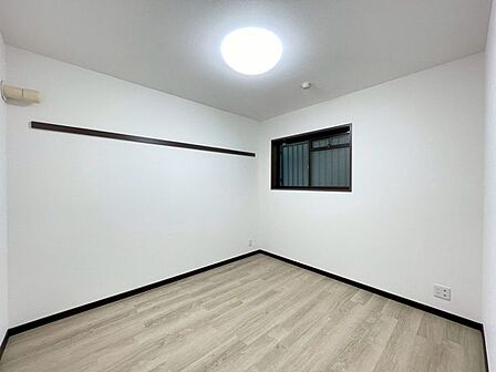 広々開放的な主寝室。ベッドや書斎スペースを贅沢に配置して、こだわりのリラックス空間に。