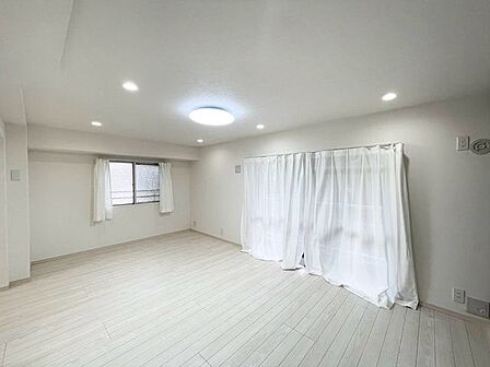 団らんのときを優しく包み込む、明るく広々したLDK。家族のつながりを感じられる空間です。