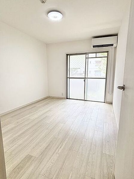 大開口から豊かな光が差し込む明るい洋室。バルコニーへ気軽に出入りできる開放的なお部屋です