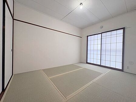 心が和む、畳の香りに包まれる暮らし。現代の住まいに安らぎをプラスする、多用途で便利な和の空間です。
