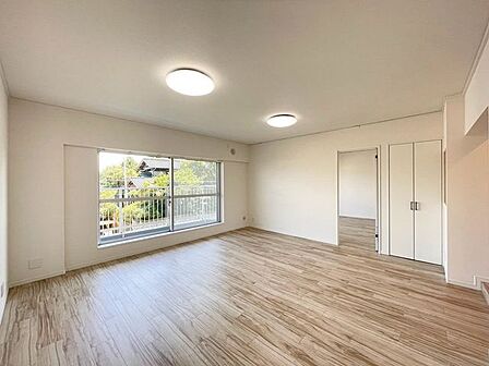 一日の長い時間を過ごす、広さ14.4帖のゆとりあるリビングダイニング。陽光の注ぐ明るい空間です