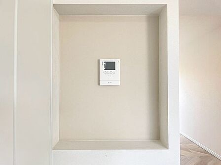 お子様のお留守番時も安心なモニター付きインターホン。鍵を開ける前に画面で相手を確認できるため、不審者の侵入予防や防犯対策に効果的です。家族みんなが安全に過ごせる、住まいの安心をサポートします。