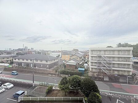 前面に遮る建物がない開放的なロケーション。澄み渡る青空が目の前に広がり、日々の暮らしに心地よい開放感と癒やしをもたらします。ゆったりと過ごせる贅沢な空間です。