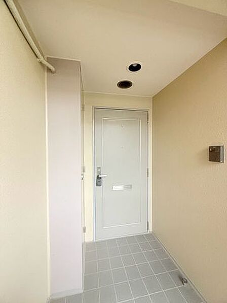 屋根のある玄関アプローチで、雨の日も濡れずにスムーズに出入りできます。傘を折りたたむ際や荷物の多い日、お子様のレインコートの脱ぎ着も落ち着いて行える、暮らしの快適さを高める配慮が嬉しい設計です。