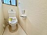 トイレ：明るく清潔感のある節水型ウォシュレットトイレです