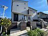 玄関：玄関もアプローチも2つ備えた、上下分離型二世帯住宅。暮らしのプライバシーを守りながら、家族それぞれが快適に出入りできる設計です。