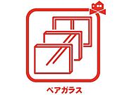 ガラスとガラスの間に空気層があり、光の透過性を保ちつつ断熱効果を得られるガラスです！ 一般的な断熱材と同じ原理を用いており、対流が起こらない状態の空気は断熱性能が高いという性質を利用しています♪