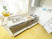 キッチン ダイニングに面した対面式キッチンでは、できたてのお料理がすぐテーブルに出せます