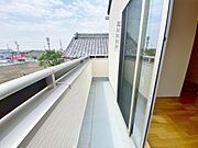 バルコニー 広々としたバルコニーには洗濯物もたくさん干せます！ 