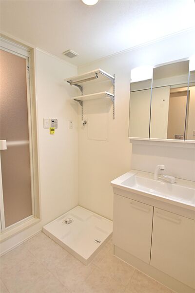画像7:洗面脱衣室　シャンプードレッサー、室内洗濯機置き場あります。