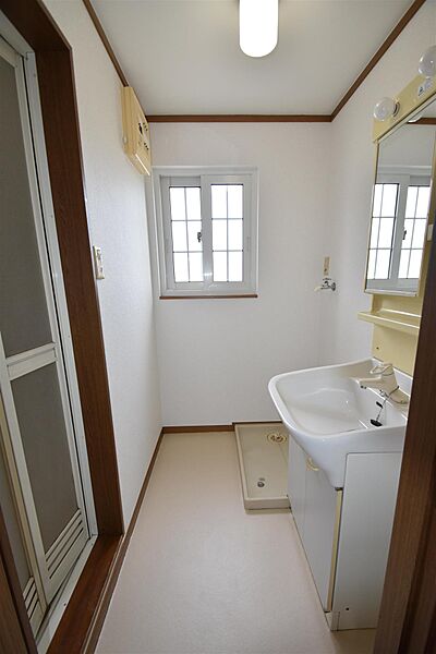 画像7:独立洗面所。窓があり明るいです。