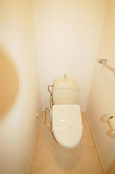 画像6:ウォシュレット付きトイレです。タオル掛け付き。