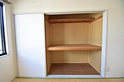 和室収納。大きな荷物も移動させやすいです。