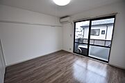 洋室。ハンガー掛けあります。