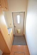 下駄箱、ドアポスト付いています。