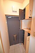 玄関内側から。下駄箱、ドアポストあります。