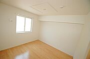 洋室入口から。窓があり明るいです。