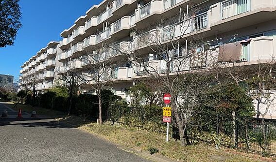 マンションの外...