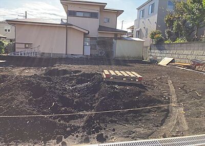 外観：現在は更地となっています。現地をご見学に行く際は、道路の幅や周辺の交通量、施設などをご確認頂くことをおすすめします！ある程度イメージをつけたいという場合は、同売主の施工事例や完成パースもお見せします。