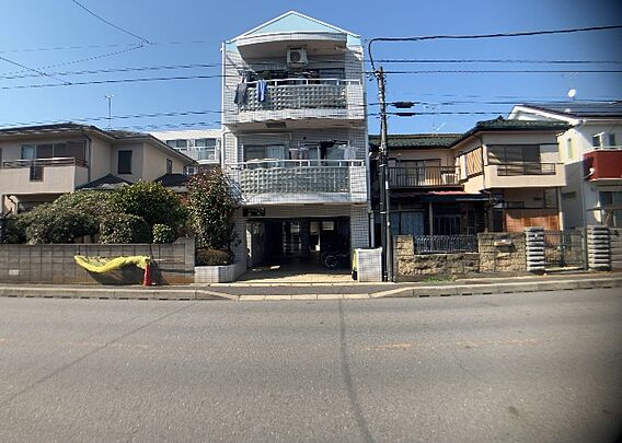 マンションの外...