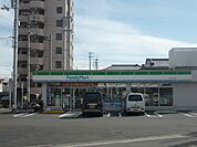ファミリーマート(コンビニ)まで650m