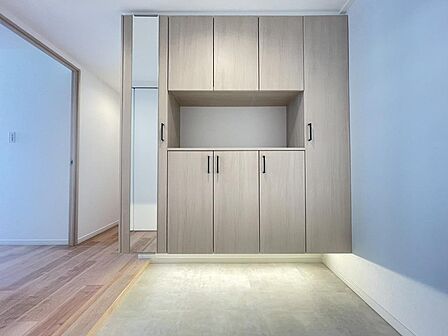 収納豊富な玄関収納お出かけ前に便利な姿見付き