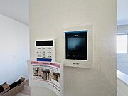 ワンタッチでお風呂が沸かせる便利な給湯リモコンスイッチ！TVモニター付きインターフォンで来客時も顔が見え安心のお住まい