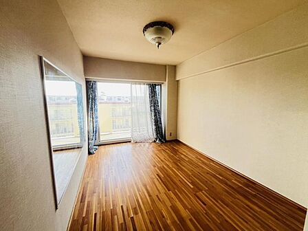 穏やかな光が差し込む室内には、穏やかな時間が流れます