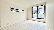 白を基調とした清潔感のある洋室はインテリアも合わせやすく自分好みのお部屋に