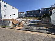 小学校まで約徒歩8分とお子様の通学も安心！