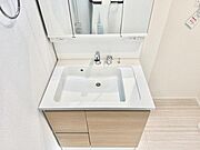 収納力と機能性に優れたお手入れラクラクのゆったりとした洗面台