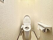 白を基調とした清潔感のあるトイレスペース