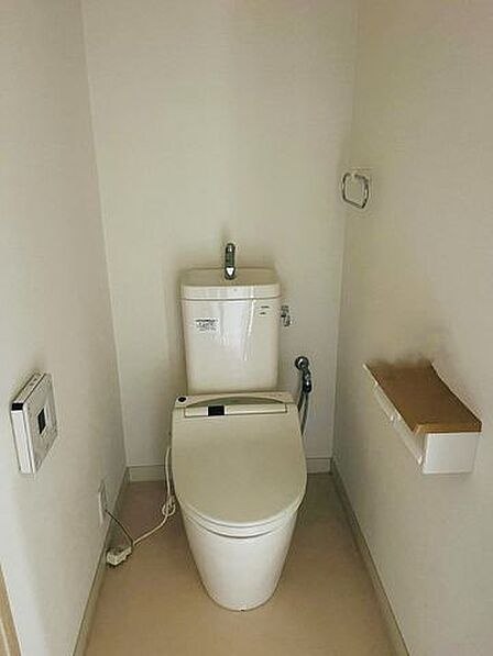 冬でも便座が暖かく清潔にお使いいただける温水洗浄便座です