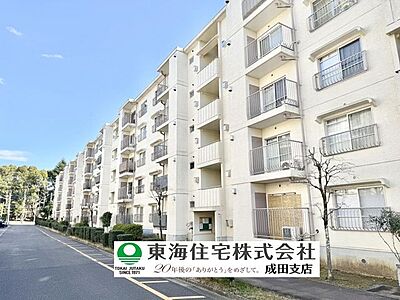 外観：最上階の5階、「京成成田」駅徒歩16分！2駅2路線利用可能な便利な立地